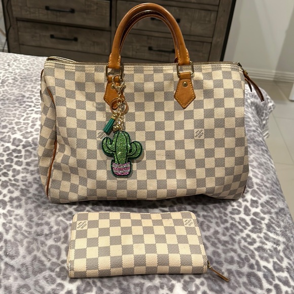 ONLY Zippy Wallet ✅ - Authentic - Bag SOLD 🚨 OPEN TO OFFERS - Picture 3 of 4